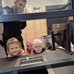 Dzieci przy okienku informacyjnym