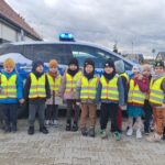 Dzieci przy radiowozie