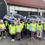 Dzieci przy radiowozie policyjnym