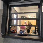 Dzieci przyjmują petentów