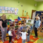 Dzieci recytują wiersz