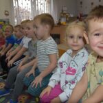 Dzieci-siedza-na-krzeselkach