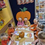 Dzieci składają obrazek z części