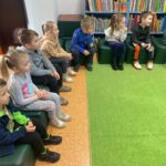 Dzieci słuchają opowiadania