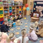 Dzieci słuchają opowiadania o misiu