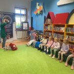 Dzieci słuchają opowieści pani Hanki_Easy-Resize.com