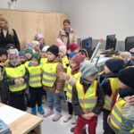 Dzieci słuchają policjantów