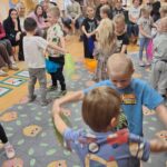 Dzieci tańczą z chustkami