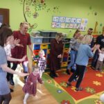 Dzieci tańczą z rodzicami