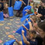 Dzieci tańczą z woreczkami