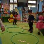 Dzieci-tworza-zbiory-ze-znalezionych-znaczkow