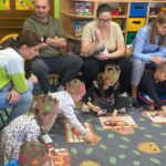 Dzieci układają grzybki w koszyku