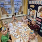 Dzieci układają puzzle