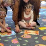 Dzieci układają rytm z pomocą rodzica