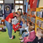 Dzieci witaja się z Mysią