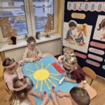 Dzieci wykonują plakat