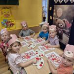 Dzieci wykonują prace plastyczną