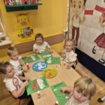 Dzieci wykonują pracę plastyczną