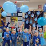Dzieci z Oddziału Krasnoludki podrzucają niebieskie balony