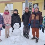 Dzieci z oddziału BIedronek z bałwanem