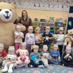 Dzieci z oddziału Biedronek z dużym misiem