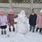 Dzieci z oddziału Biedronek z zimowym bałwankiem