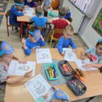 Dzieci z oddziału Krasnoludki kolorują karty z prawami dziecka