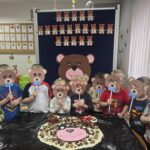 Dzieci z oddziału Krasnoludki w maskach wesołych misiów