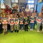 Dzieci z oddziału Motylków z ksążkami