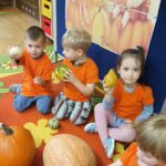 Dzieci z oddziału Żuczki poznają rodzaje dyń