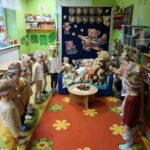 Dzieci z oddziłu Żuczki śpiewają swoim misiom Sto lat