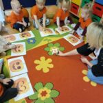 Dzieci z odziału Żuczki poszukuja takiej samej dyni