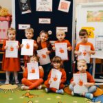 Dzieci z pracą plastyczną