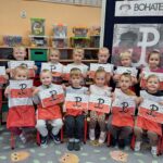 Dzieci z pracami plastycznymi