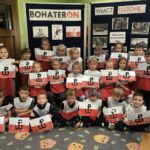 Dzieci z pracami plastycznymi