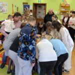 Dzieci z rodzicami podczas zabawy muzyczno-ruchowej