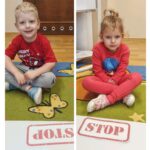 Dzieci z ułożonymi znakami