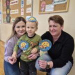 Dziecko wręcza order