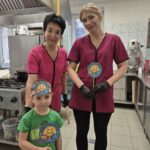 Dziecko wręcza order paniom kucharką