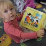 Dziewczynka-oglada-ksiazeczke