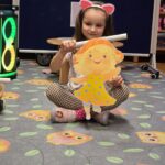 Dziewczynka-prezentuje-Smieszke-z-wyspy-radosci