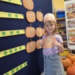 Dziewczynka przelicza dynie