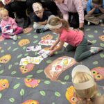 Dziewczynka przelicza owoce