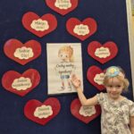 Dziewczynka przy tablicy demonstracyjnej