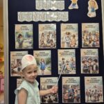 Dziewczynka przy tablicy demonstracyjnej