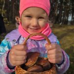 Dziewczynka-trzyma-koszyczek-pelen-grzybow