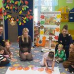 Dziewczynka układa orzeszki według wzrastającej liczby