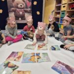 Dziewczynka układa puzzle