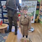 Dziewczynka w stroju sanitariuszki