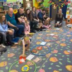 Dziewczynka wkłada obrazek do obręczy